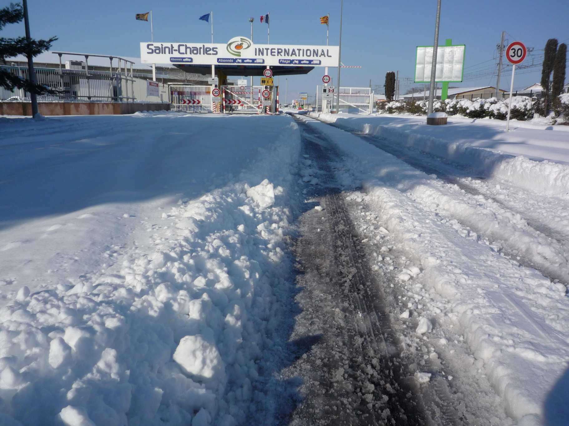 saint charles international entrée sous la neige